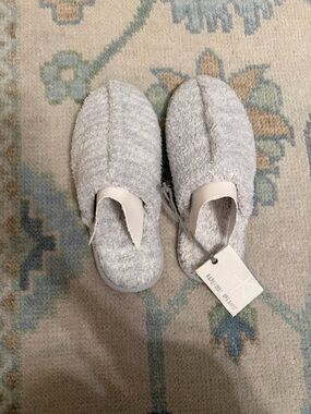 Barefoot Dreams Fuzzy Slide Slippers size 5/6